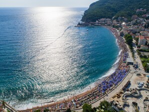 Beach nearby, white sand, sun-loungers, beach umbrellas - Hotel Eleven (Petrovac)