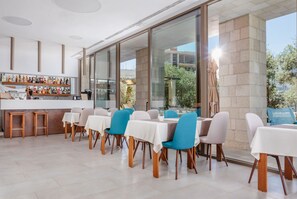 Café da manhã e jantar, local e internacional