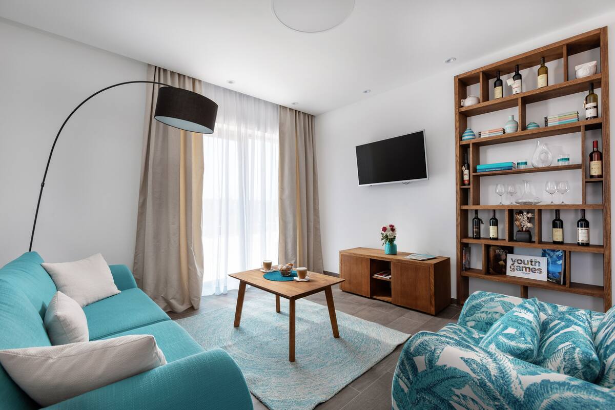 presidential apartment, 2 bedrooms, terrace | living room | flat-screen tv, books