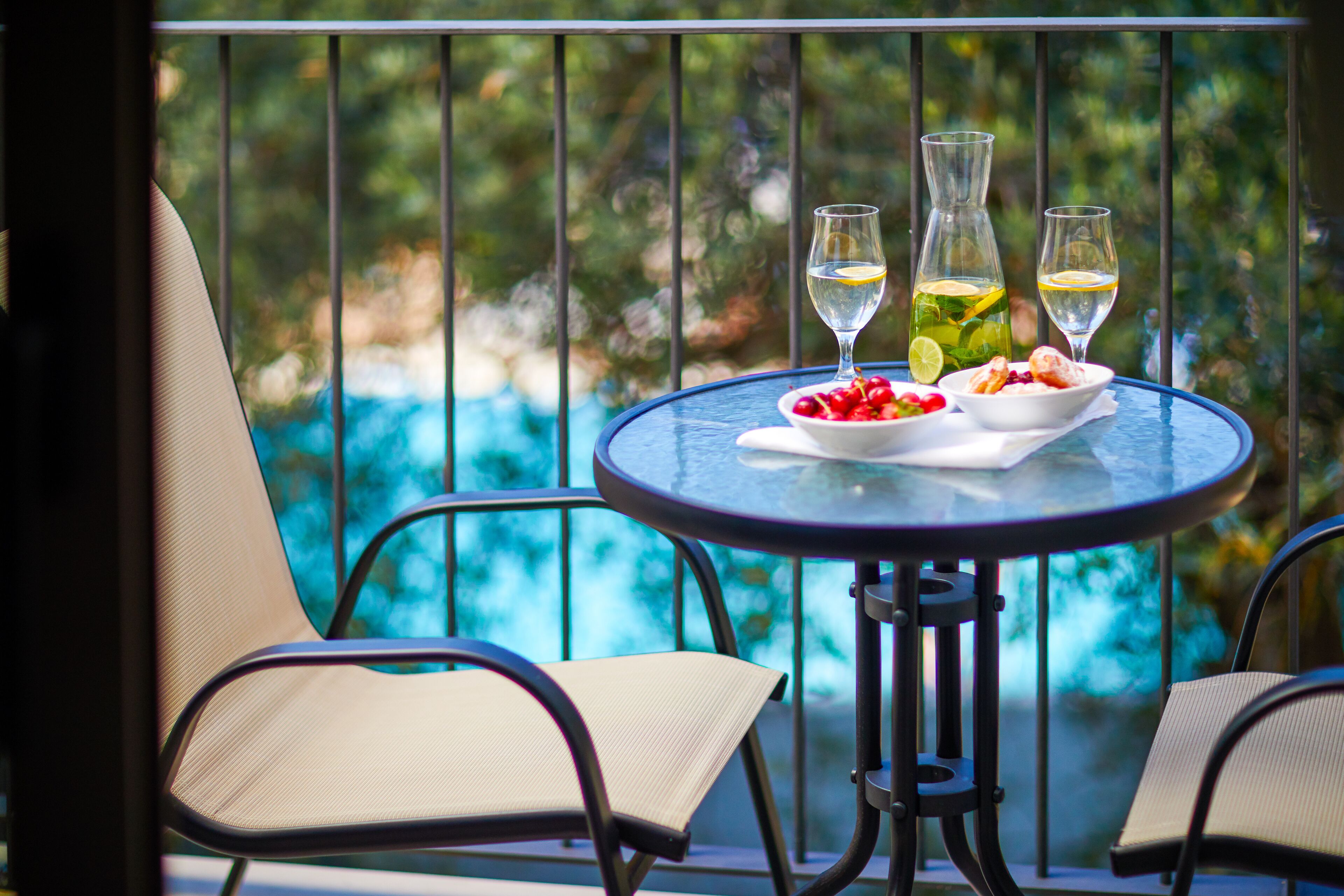 Breakfast and dinner served, local and international cuisine