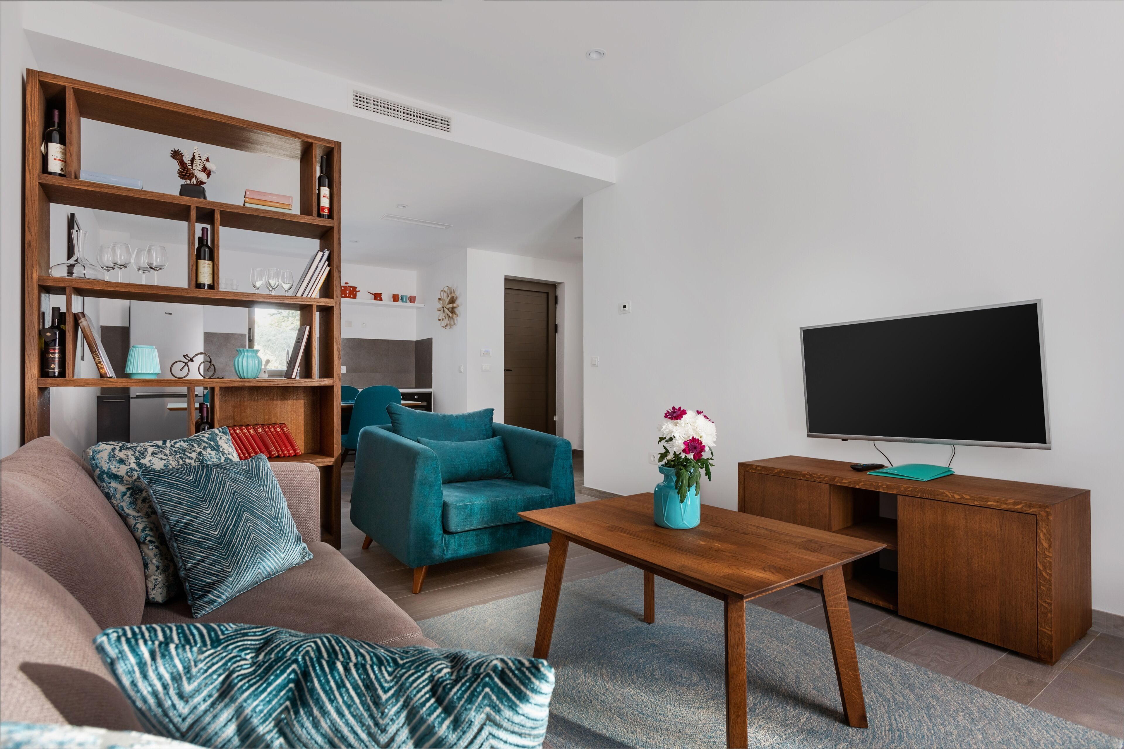 junior suite, 1 bedroom, pool access, poolside | living room | flat-screen tv, books