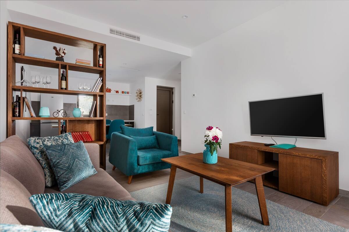 junior suite, 1 bedroom, pool access, poolside | living room | flat-screen tv, books