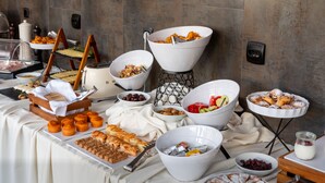 Une table de buffet avec divers plats et ustensiles.