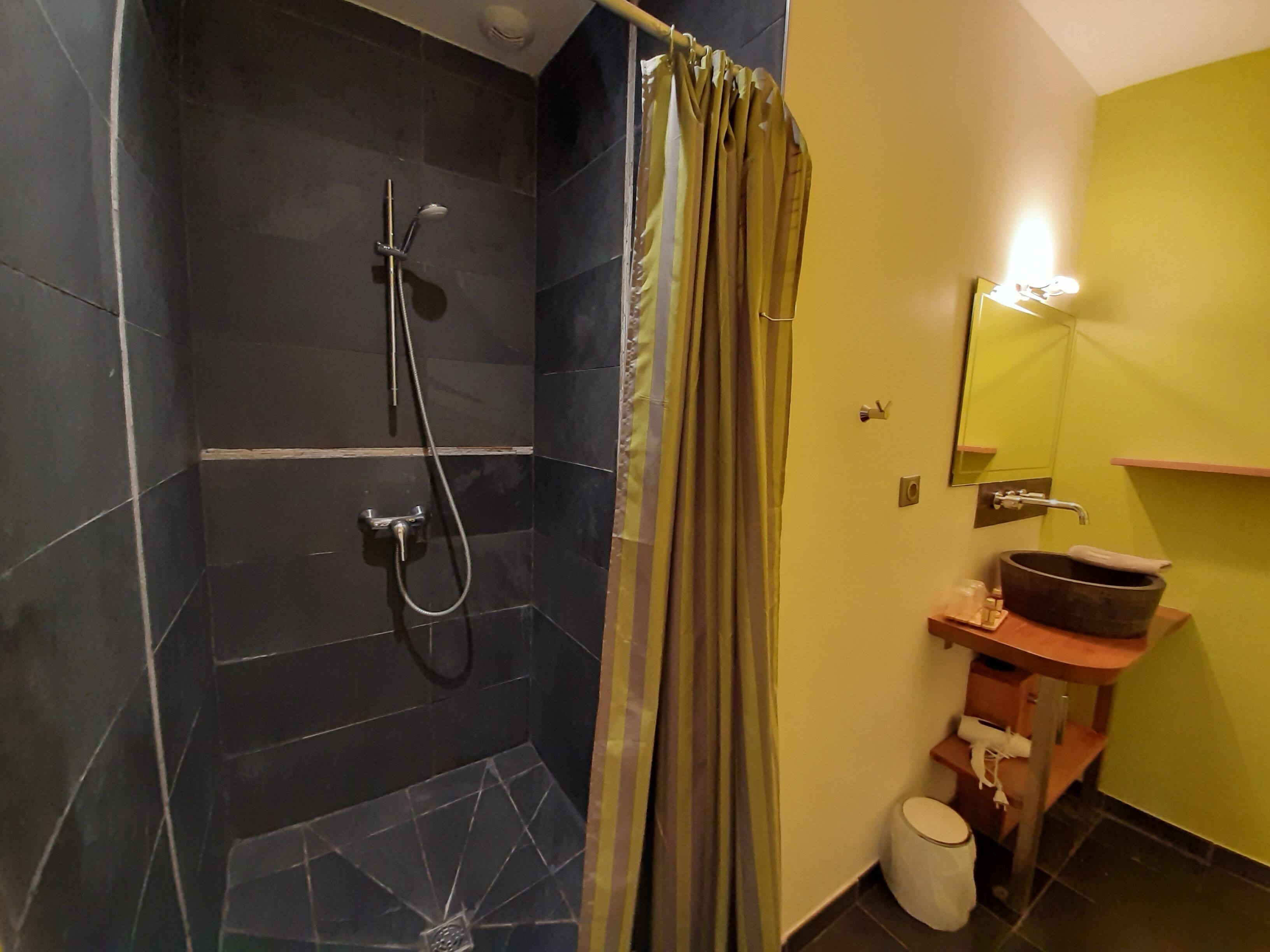 Un baño con ducha, lavamanos e inodoro.