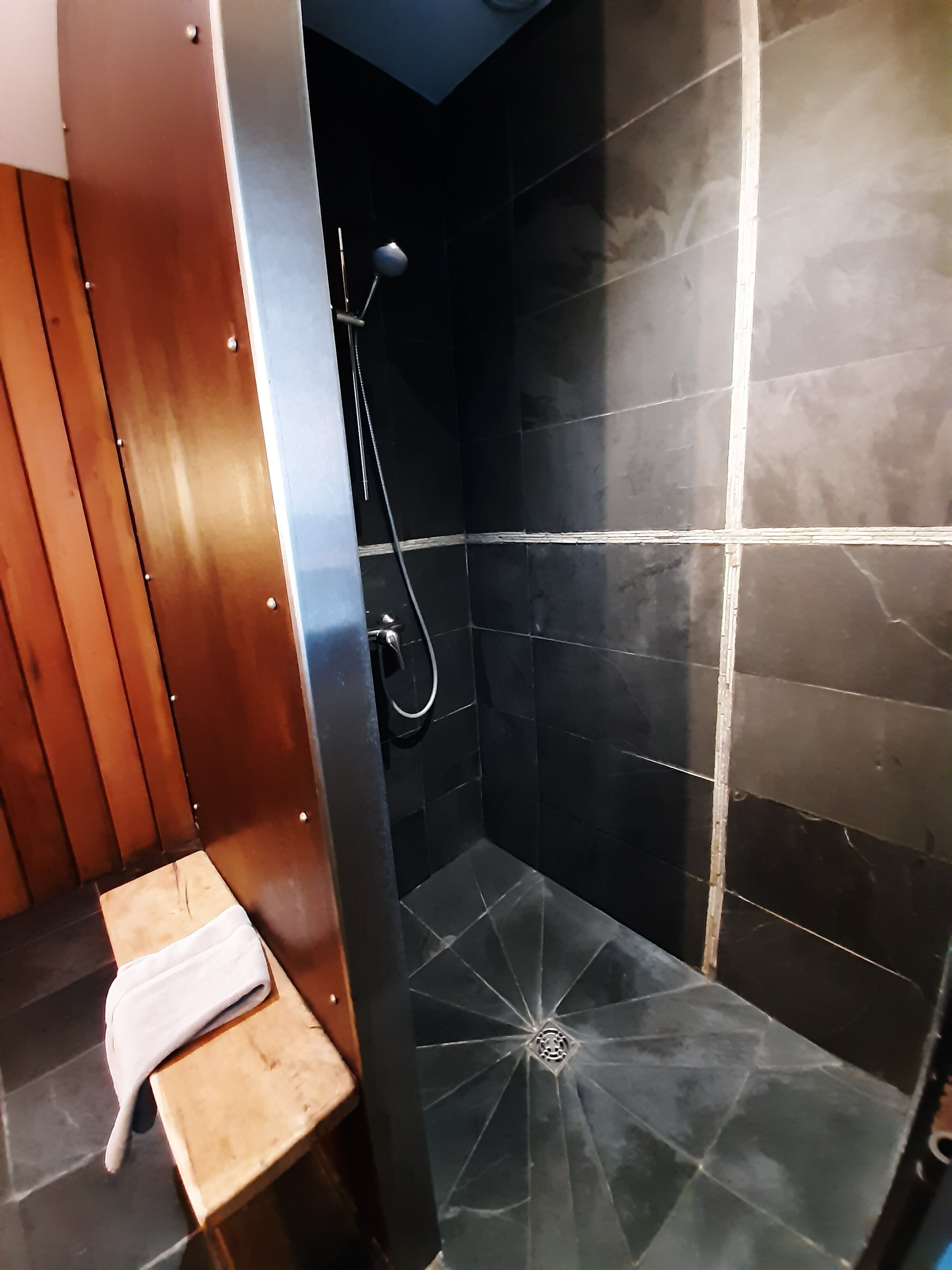 Studio | Dusche im Bad