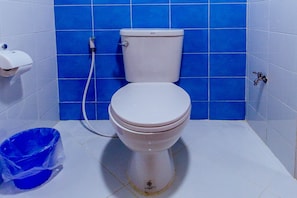 Standaard tweepersoonskamer | Badkamer | Een douche, gratis toiletartikelen, handdoeken