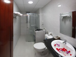 Superior Apartment | Bathroom | Combined shower/bathtub, free toiletries, hair dryer, slippers