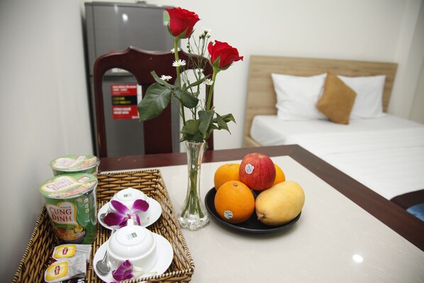 Family Room | Bathroom | Combined shower/bathtub, free toiletries, hair dryer, slippers