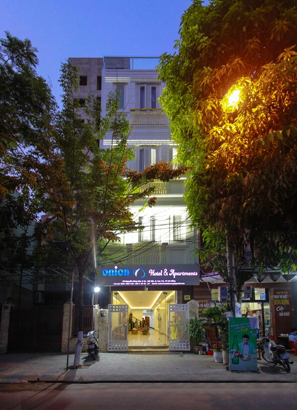 Front of property – evening/night - Onion Hotel & Apartments (Da Nang)