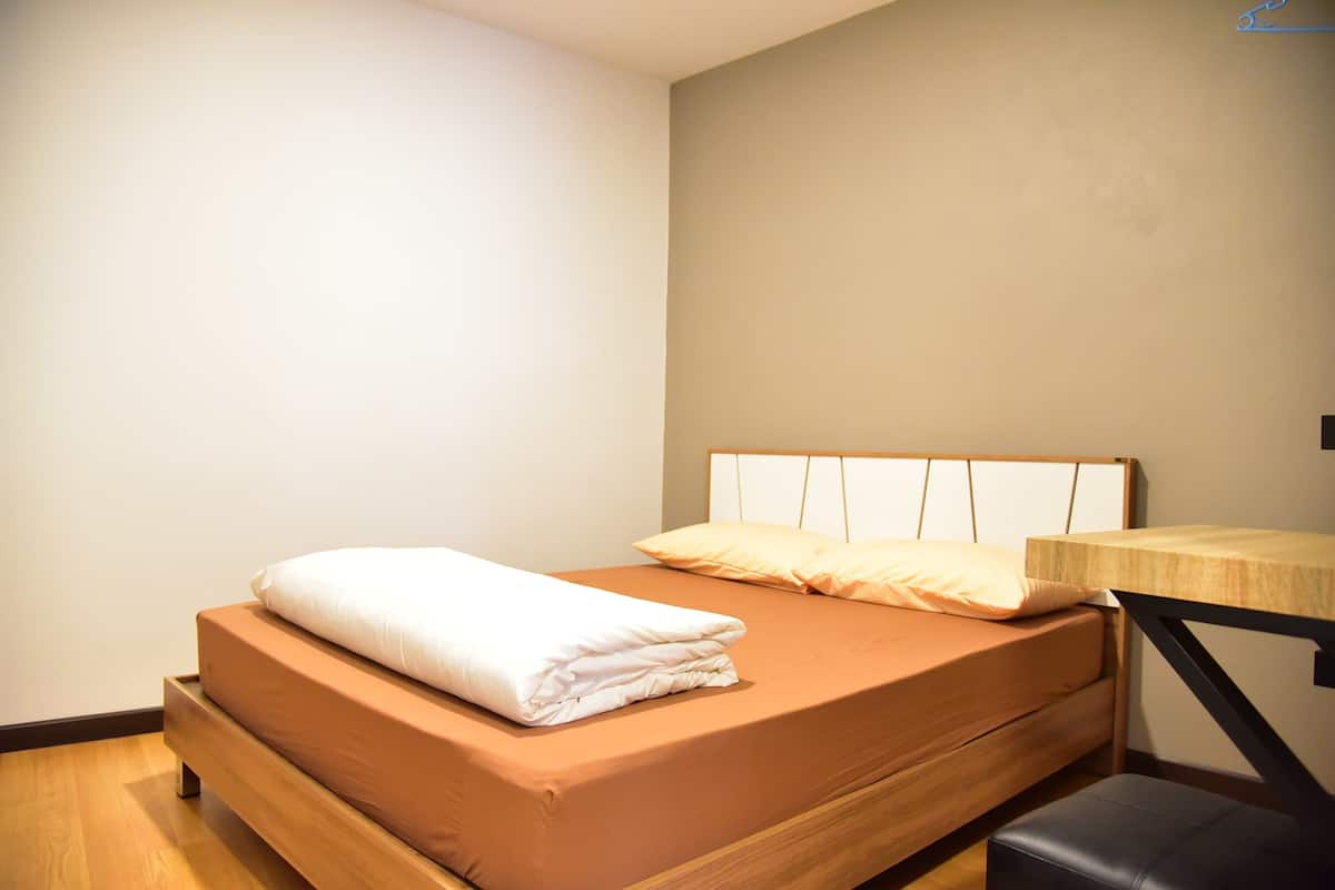 Soundproofing, free WiFi, bed sheets