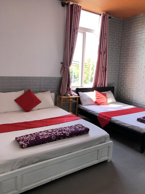 خزنة داخل الغرفة ومكواة/لوح كي وواي فاي مجانًا