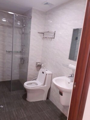 Shower, free toiletries, hair dryer, slippers - La Risa Hotel (Da Nang)
