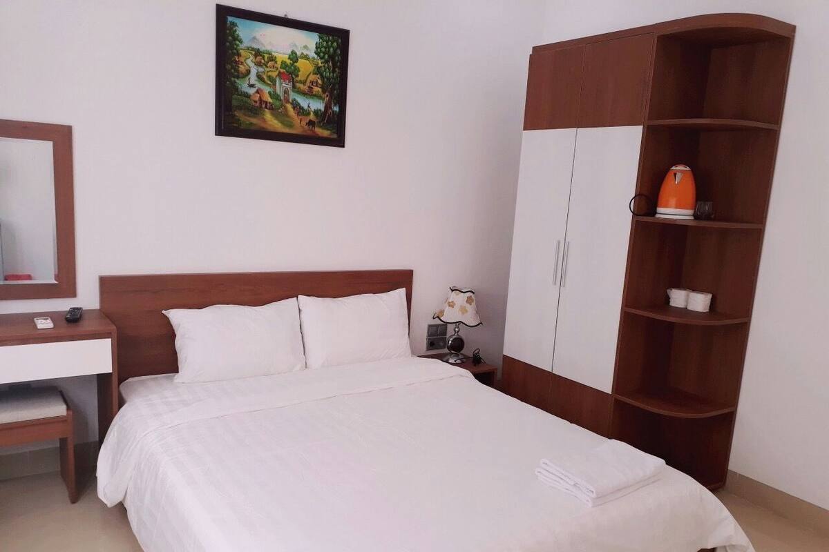 Double Room | In-room safe, iron/ironing board (on request), WiFi (free)
