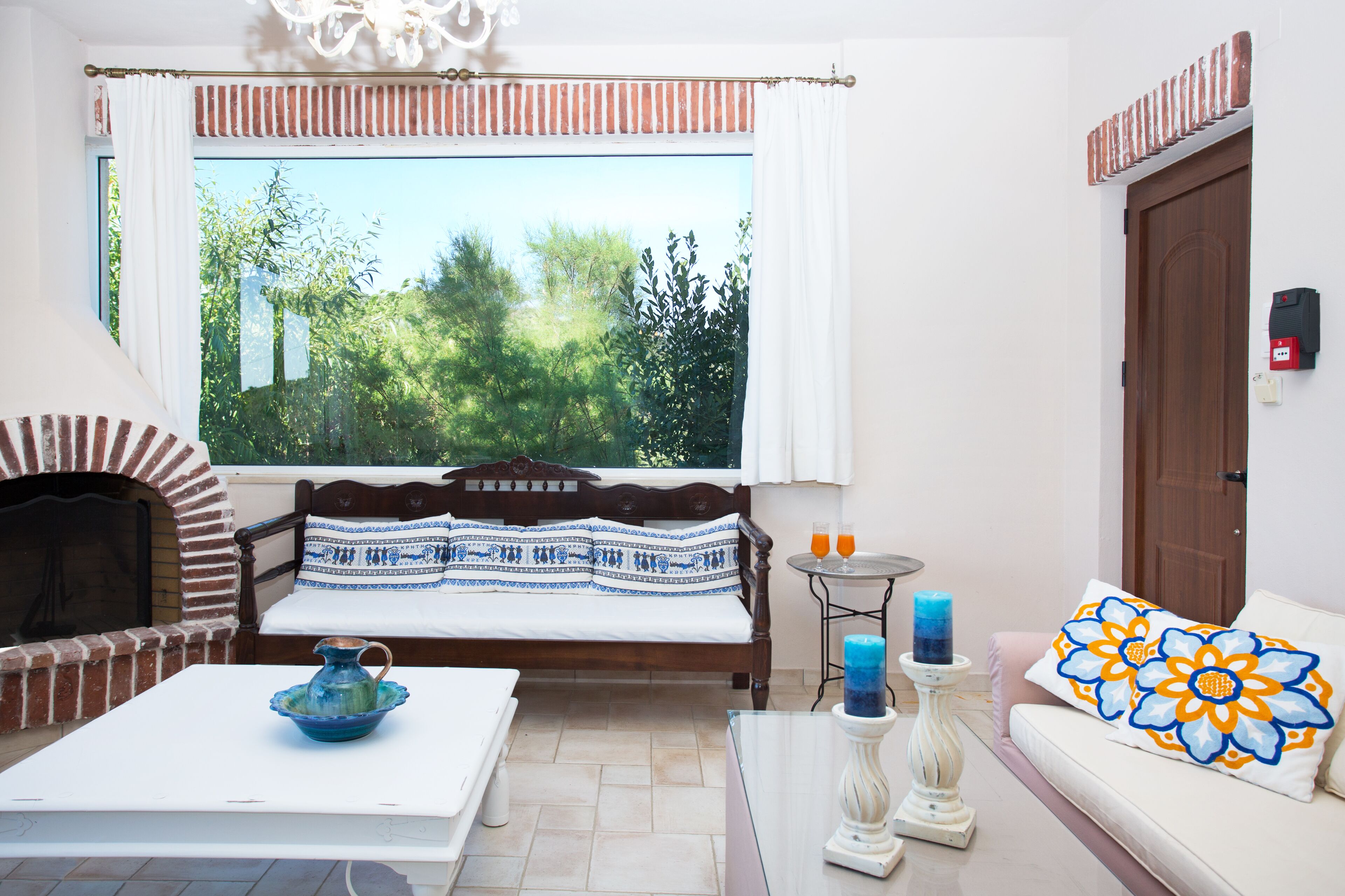 Villa – deluxe | Oppholdsrom | Flatskjerm-TV, peis og DVD-spiller