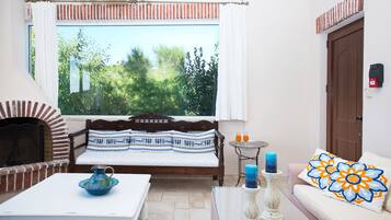 Villa – deluxe | Oppholdsrom | Flatskjerm-TV, peis og DVD-spiller