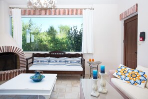 华丽别墅 | 客厅 | 平板电视、壁炉、DVD 播放器