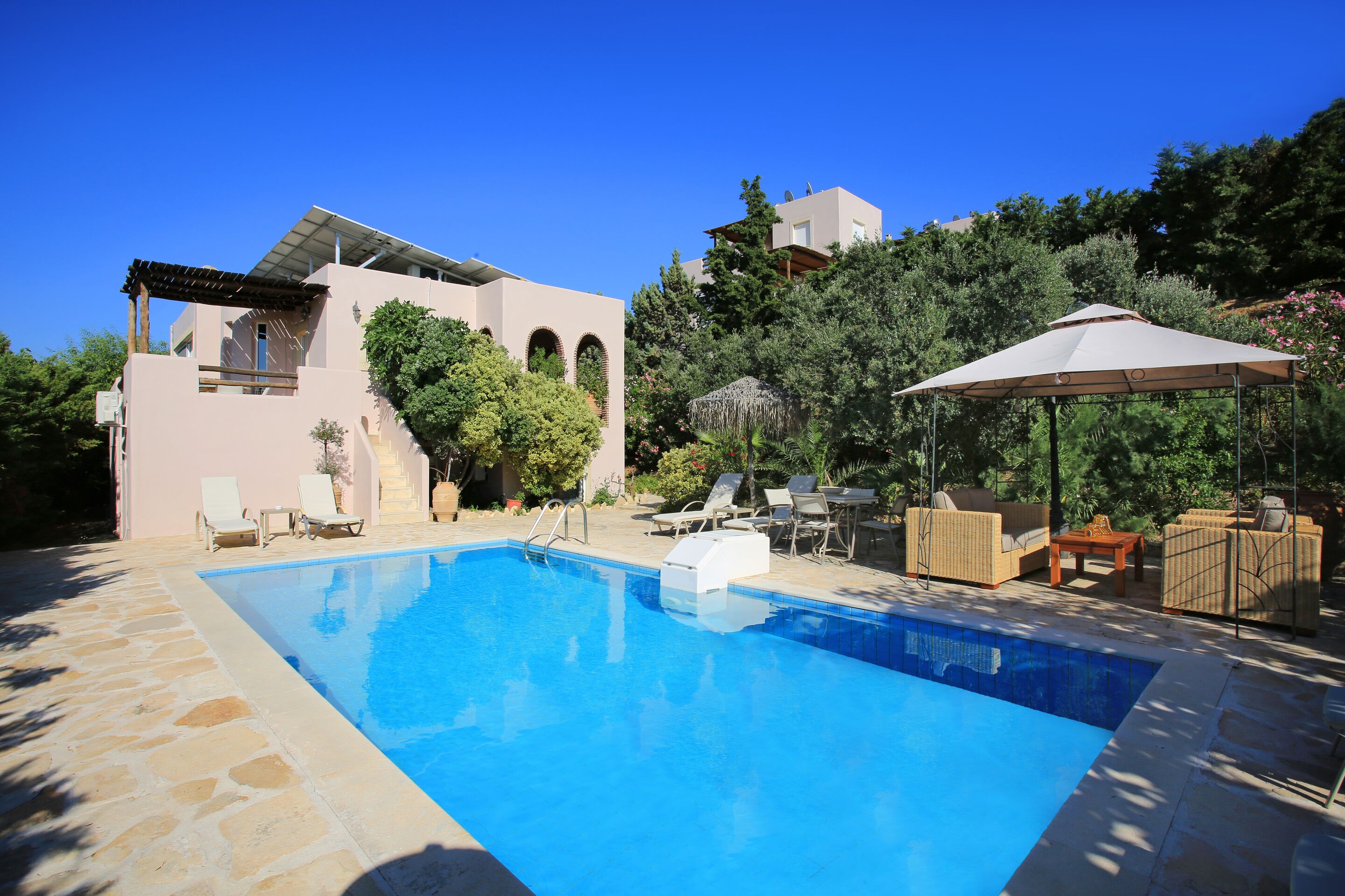 Alberca al aire libre, sombrillas en la alberca y camastros 