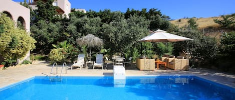 Outdoor pool, pool umbrellas, sun loungers