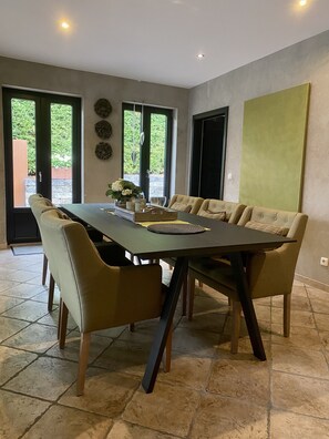 Deluxe Apartment, 2 Bedrooms, Non Smoking, Fireplace | In-room dining