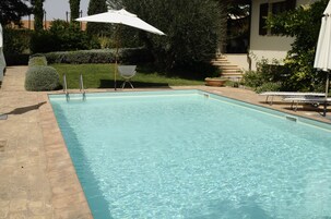 Una piscina al aire libre de temporada