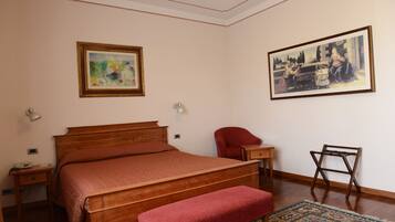 1 chambre, minibar, coffres-forts dans les chambres, bureau