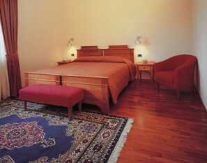 Minibar, Zimmersafe, Schreibtisch, schallisolierte Zimmer