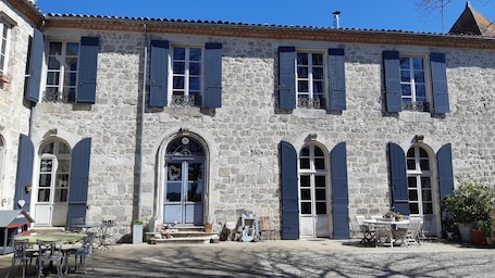 Front of property. Au Bonheur d'Alphonse