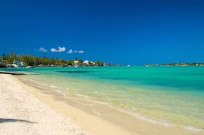 Tæt på stranden, hvidt sand
