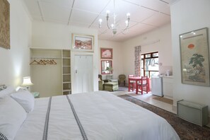 1 bedroom, premium bedding, in-room safe, individually decorated - Green Olive Guesthouse (Robertson)
