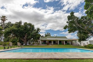 Alberca al aire libre y camastros