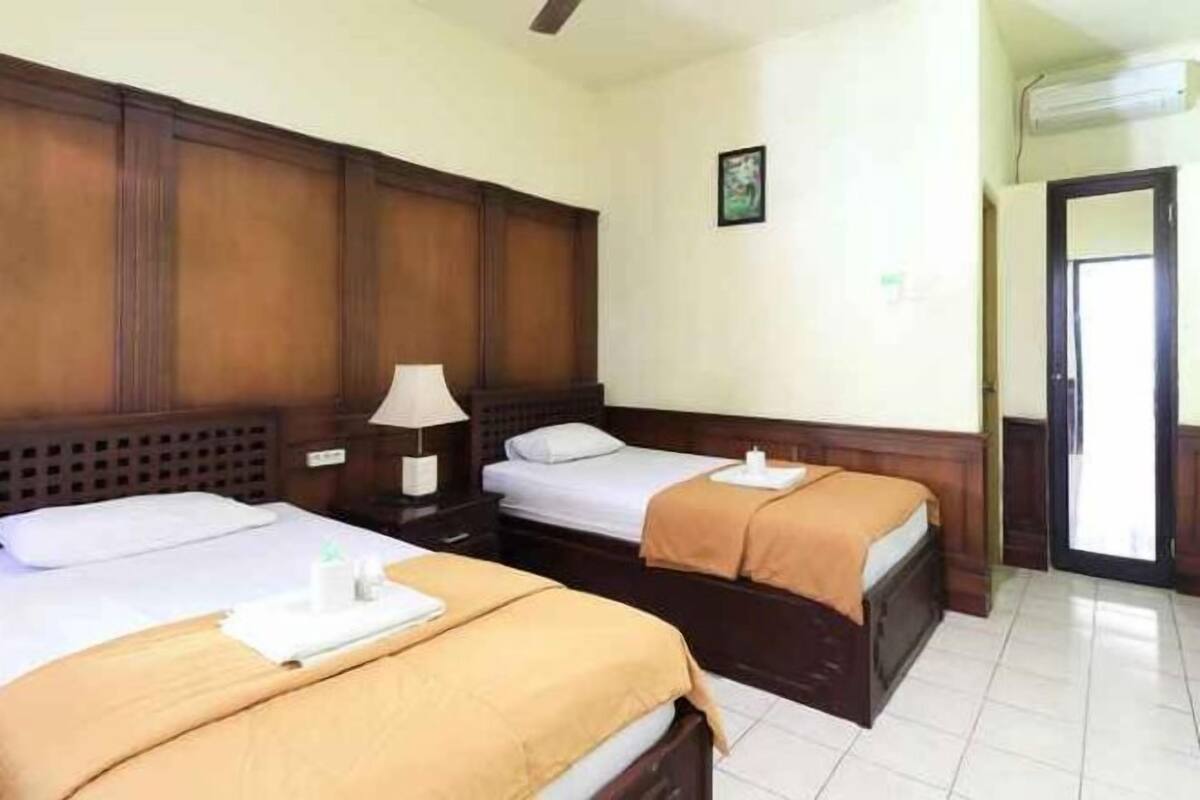 Laptop workspace, free WiFi