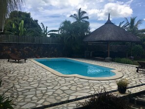 Ulkouima-allas, aurinkovarjoja, aurinkotuoleja