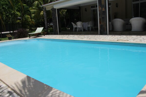 Ulkouima-allas, aurinkovarjoja, aurinkotuoleja