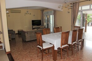 Villa, 5 chambres | Repas dans la chambre