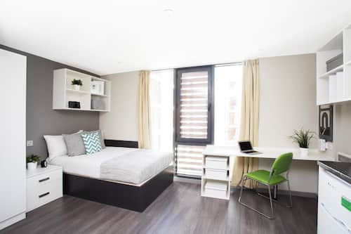 Quarto standard, suíte | Escrivaninha, ferros/tábuas de passar roupa, Wi-Fi de cortesia