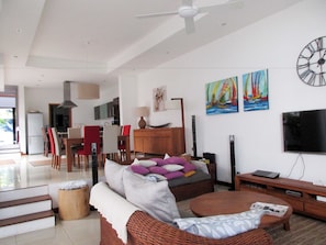 Villa, 4 chambres | Salle de séjour | Téléviseur à écran plat
