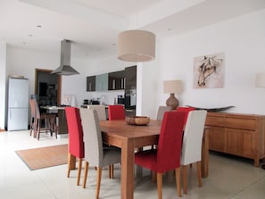 Villa, 4 chambres | Repas dans la chambre