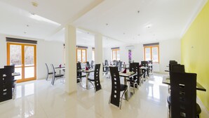 Sudah termasuk sarapan prasmanan setiap hari