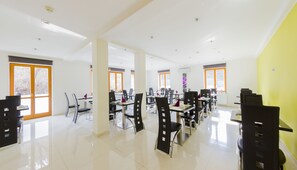 Café da manhã com buffet grátis todos os dias