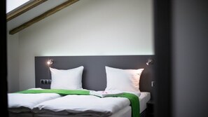 Quarto casal luxo | Cofres nos quartos, escrivaninha, quartos à prova de som