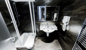 Douche, articles de toilette (gratuits), séchoir à cheveux