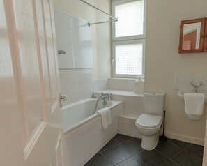 City Apartment, Multiple Beds, Non Smoking | Bathroom | Combined shower/tub, free toiletries, hair dryer, towels - Perfect Flat in Central Edinburgh (Edinburgh)