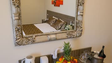 Family Suite, 2 Bedrooms | In-room dining
