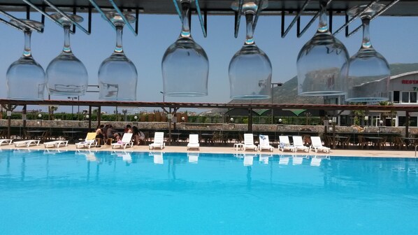 시즌별로 운영되는 야외 수영장