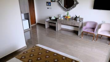 Chambre Standard Double ou avec lits jumeaux, vue mer | Minibar, coffres-forts dans les chambres, bureau, chambres insonorisées