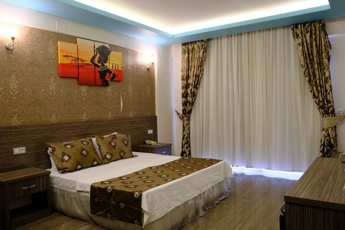 Camera Standard con letto matrimoniale o 2 letti singoli | Minibar, una cassaforte in camera, una scrivania, insonorizzazione