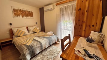 Double Room with Garden View | Minibar, safe på rommet, skrivebord og lydisolert