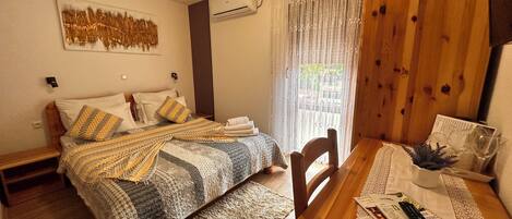 Traditional Double Room, 1 Queen Bed, Garden View 1 | Minibaari, tallelokero huoneessa, työpöytä, äänieristys