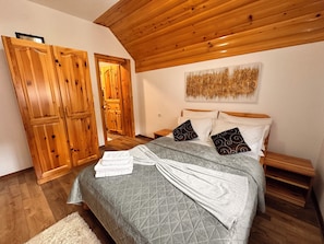 传统四人房, 2 间卧室 | 迷你吧、客房内保险箱、办公桌、隔音