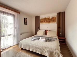 Minibar, caja de seguridad en la habitación y escritorio 